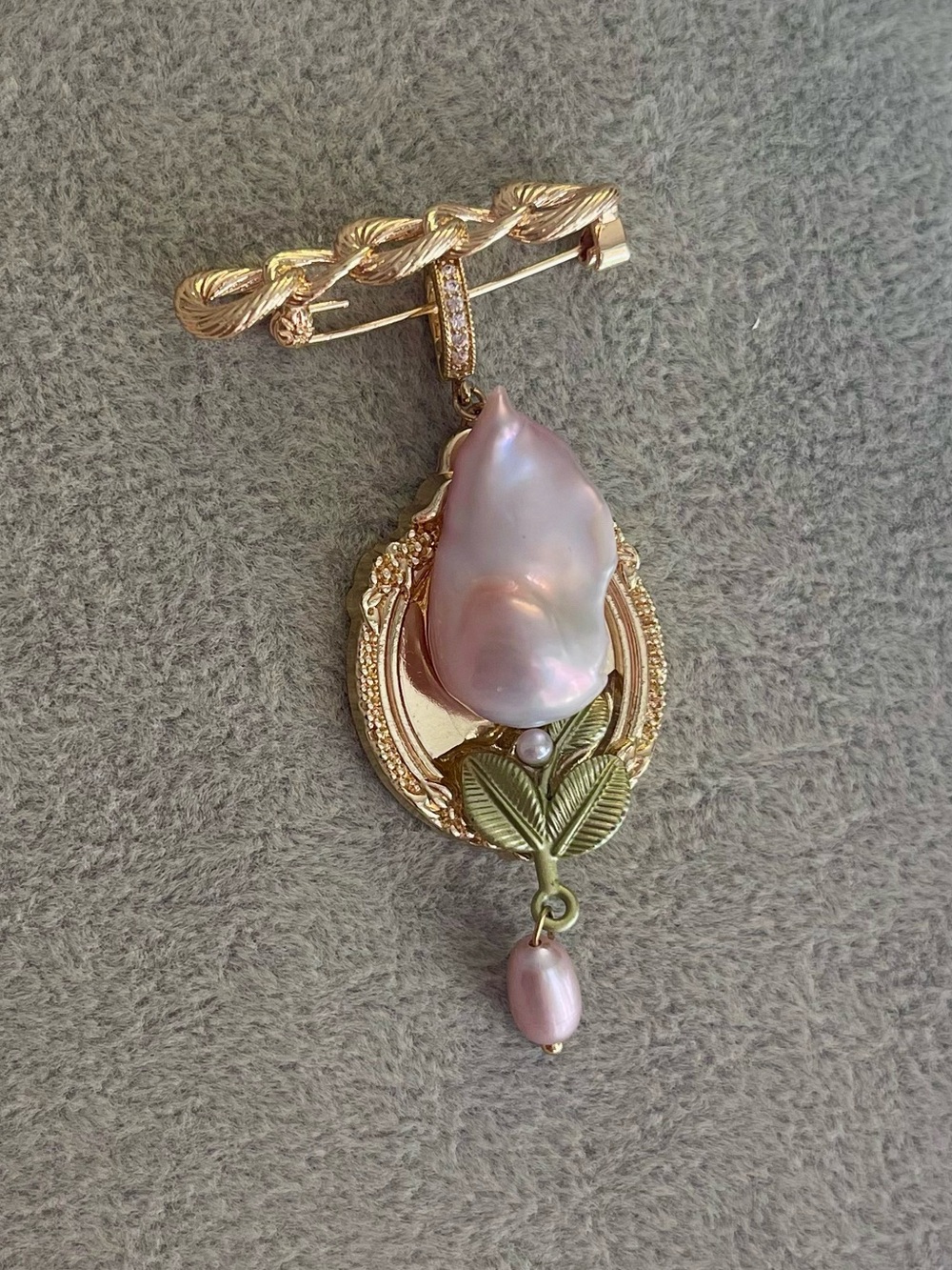 🌷Brooch/Pendant with Pink Baroque Pearl and Tulip Accent